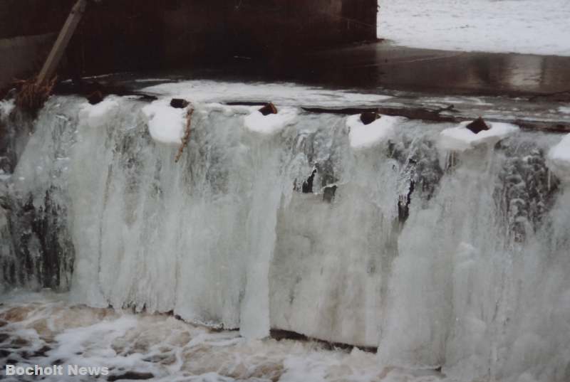 BOCHOLTER ANSICHTEN AUS DEN 80ER JAHREN FOTO 53 WASSERFALL AM STAUWEHR EINGEFROREN