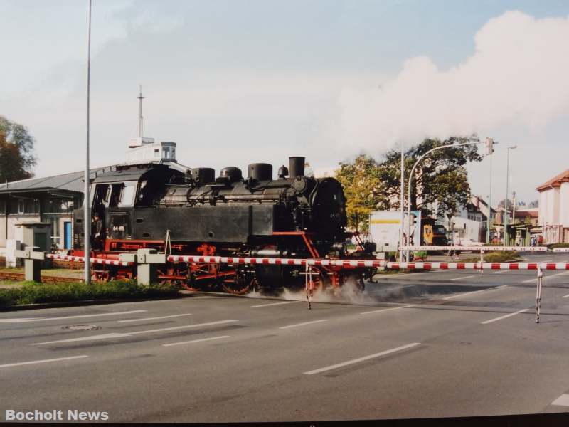 BOCHOLTER ANSICHTEN AUS DEN 80ER JAHREN FOTO 56 DAMPFLOCK UEBERQUERT DIE INDUSTRIESTRASSE