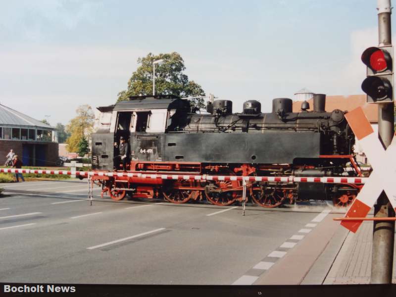 BOCHOLTER ANSICHTEN AUS DEN 80ER JAHREN FOTO 57 DAMPFLOCK UEBERQUERT DIE INDUSTRIESTRASSE