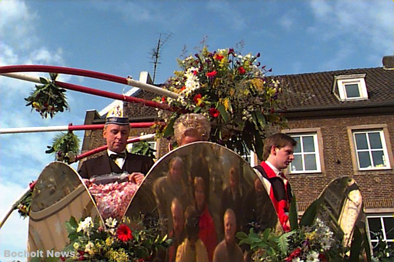 ROSENMONTAGSZUG BOCHOLT IM JAHR 1998 FOTO 1