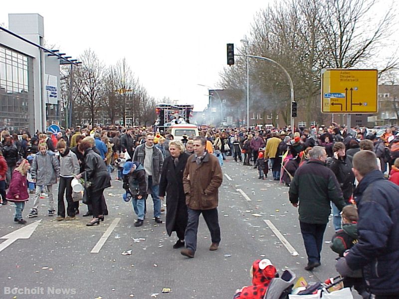 ROSENMONTAGSZUG BOCHOLT IM JAHR 2000 FOTO 1