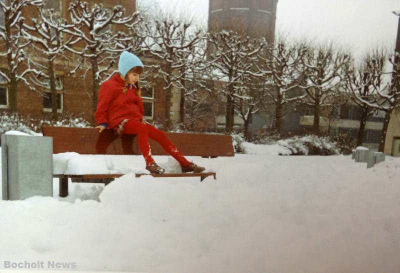 SCHNEEMASSEN IM FEBRUAR 1969 IN BOCHOLT FOTO 4 BANK AM BENOELKENPLATZ